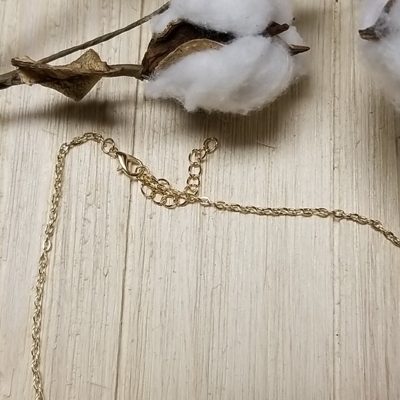 ๐๐Very Cute Cresent Necklace in GOLD๐๐ - Picture 5 of 7